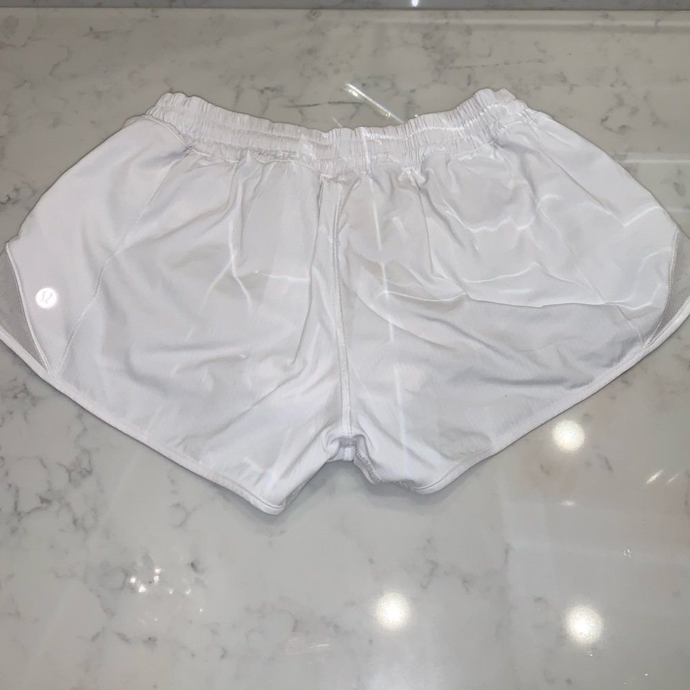 Lululemon Hotta Hot Shorts II *2.5” WHITE